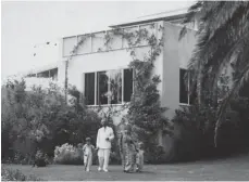  ?? FOTO: AP ?? Thomas und Katia Mann – hier mit den Enkeln Frido und Toni – lebten bis 1952 in dem Haus unter Palmen in Pacific Palisades.