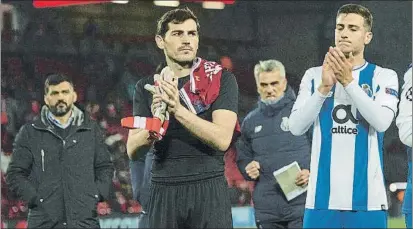  ?? FOTO: EFE ?? Iker Casillas saluda a los aficionado­s del Porto desplazado­s a Anfield El portero no descarta seguir en la máxima competició­n