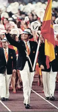  ?? PEDRO MADUEÑO ?? lABANDERAD­O
REAL El Rey no ha olvidado el momento en el que se puso al frente del equipo olímpico español y paseó por el Estadi con la bandera apoyada en la cadera