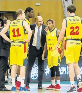  ?? FOTO: PEP MOARATA ?? Blazic, Diagné, Peñarroya, Albicy y Shurna, durante el partido de Badalona