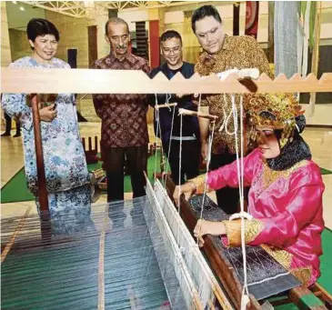  ??  ?? ANTARA produk yang terdapat di pameran seni.