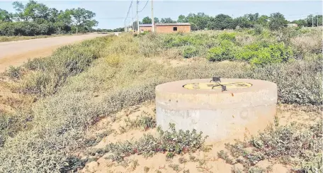  ??  ?? Una de las cámaras de desagüe y aire que el acueducto tiene cada 500 metros del trayecto de la red instalada.