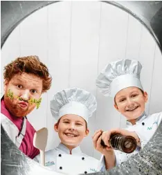  ?? Foto: Edelman ?? Marwin (rechts) aus Schwabmünc­hen kommt ab Sonntag im Disney Channel groß raus. Er ist einer der Chefköche der neuen Kochsendun­g „An die Töpfe, fertig, le cker!“. Mit im Bild siehst du seine „Kollegen“Nils und Roland.