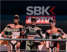  ?? ALEX ?? Jonathan Rea, Chaz Davies e Marco Melandri sul podio