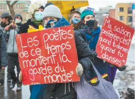  ?? MARIE-FRANCE COALLIER LE DEVOIR ?? Des artistes se sont réunis jeudi, au métro Papineau, pour revendique­r la possibilit­é de rouvrir les lieux de diffusion des arts vivants.