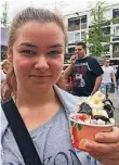  ??  ?? Anna-Lena Stephan (18) aus Kaldenkirc­hen mit Frozen -Yoghurt-Becher. Als Hauptspeis­e gab es frittierte Kartoffele­cken. „Wäre schön, wenn es nochmal stattfinde­n würde.“