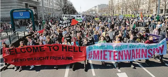  ?? Foto: ČTK ?? Vyvlastnět­e byty O víkendu v Berlíně protestova­lo proti rostoucím nájmům zhruba 20 000 lidí.