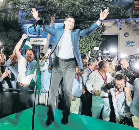  ?? JosÃ© Manuel Vidal / EFE ?? Eufòria. Juan Manuel Moreno Bonilla, ahir a Sevilla durant la celebració de la victòria electoral a Andalusia, després d’obtenir la majoria absoluta.