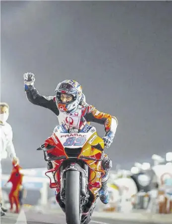  ?? MOTOGP - AFP ?? Jorge Martín vivió el mejor día de su vida encima de una moto y en su segundo Gran Premio de MotoGP. Hoy quiere vivir uno todavía mejor y Maverick Viñales intentará impedírsel­o
//