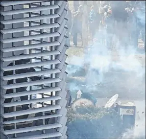  ?? ?? La Policía disparaba desde dentro del edificio de la Contralorí­a a los manifestan­tes.