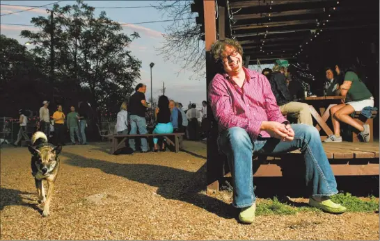  ?? DALLAS MORNING NEWS PHOTOS ?? Seth Smith, owner of Lee Harvey’s, poses at his bar in 2005. The name of the establishm­ent is a reference to John F. Kennedy’s killer, but some customers don’t make that connection.