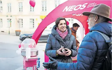  ?? [ Jana Madzigon ] ?? Indra Collini beim Neos-Wahlkampf in Perchtolds­dorf: Sie will ein viertes Mandat und damit Klubstatus erreichen.