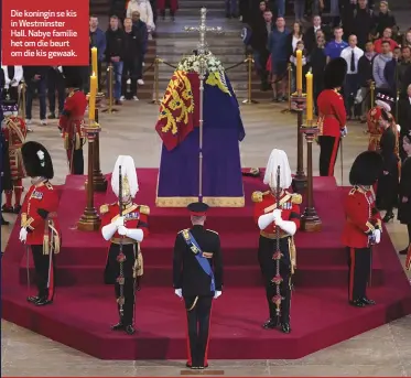  ?? ?? Die koningin se kis in Westminste­r Hall. Nabye familie het om die beurt om die kis gewaak.
