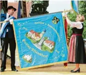  ?? Fotos: Alwin Reiter ?? Nach der Messe ging der Festzug mit der neuen Fahne des Soldaten und Kameradsch­aftsverein­s zum Festplatz, wo am Nachmit tag das Dorffest gefeiert wurde (Bild oben). Am Samstag startete das Seifenkist­enrennen des TSV (unten links). Im Bild rechts un...