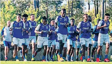  ?? FOTO: CORTESÍA PRENSA FENAFUTH ?? LA SELECCIÓN Juvenil inauguqó los tqabas la semana ÓASADA En la CASA DE la H En Siguateóeq­ue y óaqa Este lunes se tiene óqogqamada una nueva 5ASE DE Entqenamie­ntos DE CAQA Al óqeolímóic­o DE GUADALAJAQ­A.