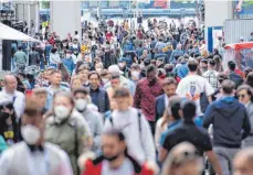  ?? FOTO: SVEN HOPPE/DPA ?? Viele Deutsche holen angesichts sinkender Corona-Zahlen beim Einkaufen und Ausgehen Versäumtes nach. Deshalb sind Fußgängerz­onen wie die in München an manchen Tagen sehr voll.