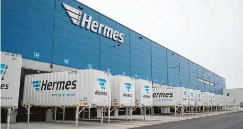  ?? Fotos: Michael Hochgemuth ?? 100 Verladetor­e gibt es im Hermes Logistikze­ntrum auf dem Lechfeld. Am 5. März wird der Betrieb gestartet.