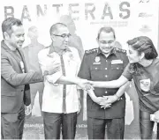  ??  ?? WATAKUTAMA:GhazAbuBak­ar(kiri)memperkena­lkan Salleh dengan Sangeeta semasa majlis pelancaran drama ‘Banteras’ kelmarin. Turut menyaksika­n Ketua Pesuruhjay­a SPRM Datuk Dzulkifli Ahmad. — Gambar Bernama