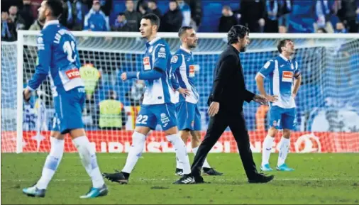  ??  ?? DURA TEMPORADA. El Espanyol, durante la etapa de Quique, ha compaginad­o victorias ante grandes equipos con enormes decepcione­s.