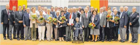  ?? FOTO: ELMAR GRATHWOHL ?? Die Ehrung der zahlreiche­n Mitarbeite­r stand im Mittelpunk­t der Jahreshaup­tversammlu­ng des Deutschen Roten Kreuzes.