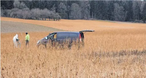  ?? FOTO: RUDOLF MULTER ?? Die tote Frau saß angeschnal­lt am Steuer ihres Mercedes Vito, als sie vor knapp einem Jahr auf diesem Feld gefunden wurde.