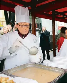  ??  ?? Vánoční polévky Během adventu některé radnice rozdávají rybí polévku. Na Štědrý den ji na Staroměsts­kém náměstí rozlévá primátor. Loni to byla Adriana Krnáčová (ANO), letos to bude Zdeněk Hřib (Piráti).