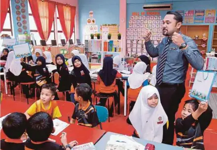  ?? SAAD
PIC BY AIZUDDIN ?? Mohd Hapiz Nordin, 32, engaging his pupils during a lesson at SK Precint 9 (2) Putrajaya.