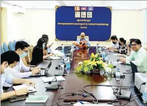  ?? LABOUR MINISTRY ?? Tes Rukhaphal, head of the general secretaria­t of the labour advisory committee, leads a meeting between representa­tives of NagaWorld and workers on January 17.