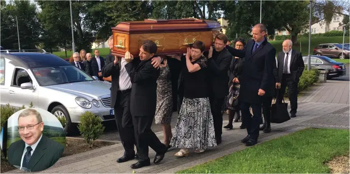  ?? Pic: ?? The coffin of former Editor of The Sligo Champion Seamus Finn being carried into St Joseph’s Church by his eldest son Seamus(left), his sister Breege (centre) and his son Kevin (right). Sorcha Crowley.