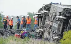  ?? FOTO: CHARLIE RIEDEL/DPA ?? Arbeiter inspiziere­n die Stelle, an der ein Amtrak-Zug entgleist ist, nachdem er mit einem Kipplaster zusammenge­stoßen war, in der Nähe von Mendon, Missouri.