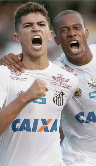  ?? Guilherme Dionizio/Photo Press/Ag. O Globo ?? Criado nas categorias de base do Botafogo, o meia-atacante Vitor Bueno corre agarrado pelo atacante Copete na comemoraçã­o do seu gol, o primeiro do Peixe