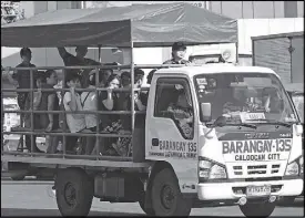  ?? MICHAEL VARCAS ?? Commuters get free rides in Caloocan City during a transport strike yesterday.