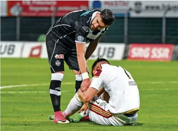  ?? FRESHFOCUS ?? Er kann nicht mehr tun, als Trost zu spenden: Armando Sadiku (l.) bei Albion Avdijaj.