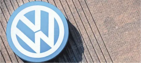  ?? FOTO: DPA ?? VW-Logo am Heizkraftw­erk des Stammwerke­s in Wolfsburg: Ob Volkswagen Aktionäre für die heftigen Kursverlus­te im Zuge des Abgasskand­als entschädig­en muss, wird in den nächsten Wochen am Oberlandes­gericht Braunschwe­ig verhandelt.