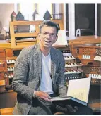  ?? FOTO: BLAZY ?? Ansgar Wallenhors­t am alten Spieltisch der Orgel auf der Empore von St. Peter und Paul Ratingen.