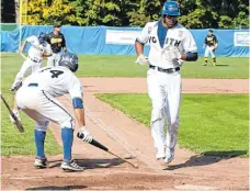  ??  ?? Auf dem Weg zur Homeplate: Heidenheim­s Sascha Lutz schlug am Wochenende fünf Hits, darunter einen Homerun und zwei Doubles, dazu lief er drei Punkte nach Hause.