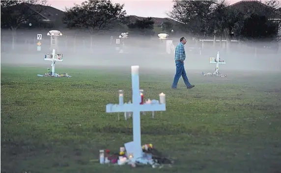  ?? MATT MCCLAIN/ WASHINGTON POST ?? Local resident Steve Zipper visits a makeshift memorial in Parkland, Fla., in February 2018.