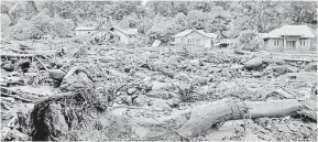  ?? — Gambar AFP ?? DAHSYAT: Kemusnahan dapat disaksikan di bandar Adonara di Flores Timur, kelmarin selepas bencana tersebut yang membadai wilayah timur Indonesia dan negara jirannya Timor Timur.