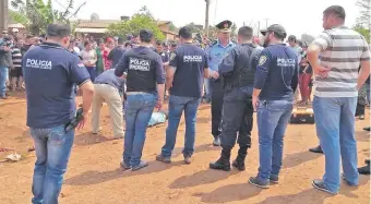  ??  ?? Agentes de Investigac­iones verifican el cadáver de El Temerario, que quedó tendido en la calle.