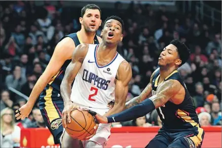  ?? Wally Skalij Los Angeles Times ?? CLIPPERS GUARD Shai Gilgeous-Alexander, who did not score in the Clippers’ loss to the New Orleans Pelicans on Monday night, attempts to drive past ball-hawking Pelicans defender Elfrid Payton in the second quarter.