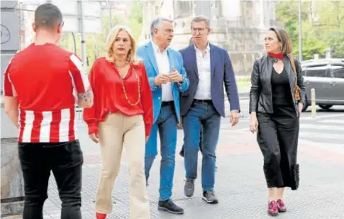  ?? ?? El líder del PP, Alberto Núñez Feijóo, ayer en Bilbao junto a Esther Martínez, Javier de Andrés y Cuca Gamarra // EFE