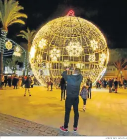  ?? JORGE DEL ÁGUILA ?? Un grupo de personas mira las luces de Navidad en San Roque.