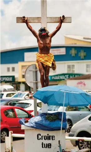  ?? ?? ▲Collectif Tsuna Club, rond-point de Rivière Salée, Martinique. Photo Gérard Maximin