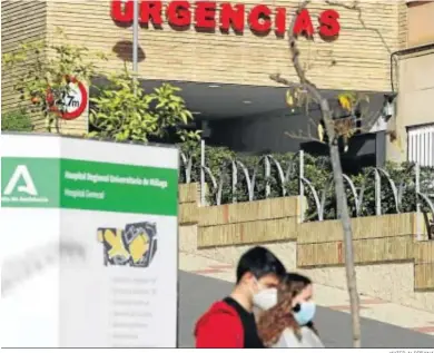  ?? JAVIER ALBIÑANA ?? Dos personas pasan por delante de la entrada de Urgencias del Hospital General de Málaga.