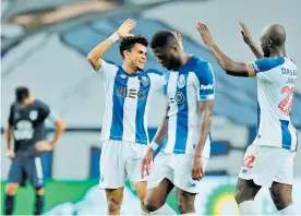  ?? EFE ?? Luis Díaz celebra junto a sus compañeros el golazo que anotó ante el Belenenses.