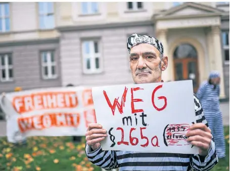  ?? RP-FOTO: ANDREAS BRETZ ?? Bei einer Aktion vor dem Justizmini­sterium haben ehemalige Häftlinge für die Freilassun­g der Düsseldorf­erin Gisa M. protestier­t – und gegen den Paragrafen 265a.