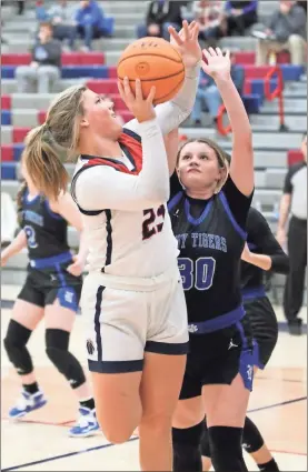  ?? Danielle Pickett, General Photograph­y ?? Heritage Macie Collins tries to shoot over Ringgold’s Eryn Epps in a recent game in Boynton. The Lady Generals were able to get in two games at the North Murray Mistletoe Madness Tournament last week, but dropped a pair of heartbreak­ing losses in the final seconds.