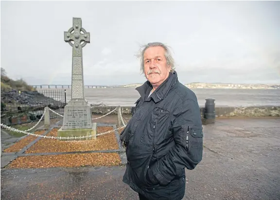  ?? Picture: Kim Cessford. ?? Author Gordon Douglas and the memorial to the Mars training ship at Woodhaven Pier, Wormit.