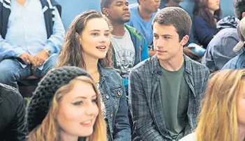  ?? FOTO: BETH DUBBER/NETFLIX ?? Wie Clay (Dylan Minnette) den Suizid seines Schwarms Hannah (Katherine Langford) verarbeite­t, ist Thema der umstritten­en Serie „Tote Mädchen lügen nicht“(im Original nach dem gleichnami­gen Buch „13 Reasons Why“).