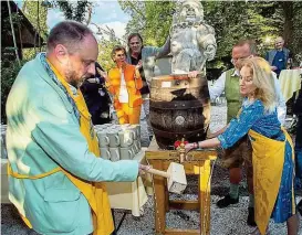  ??  ?? Matthias Goerne und Bettina Hering wagten den Bieranstic­h